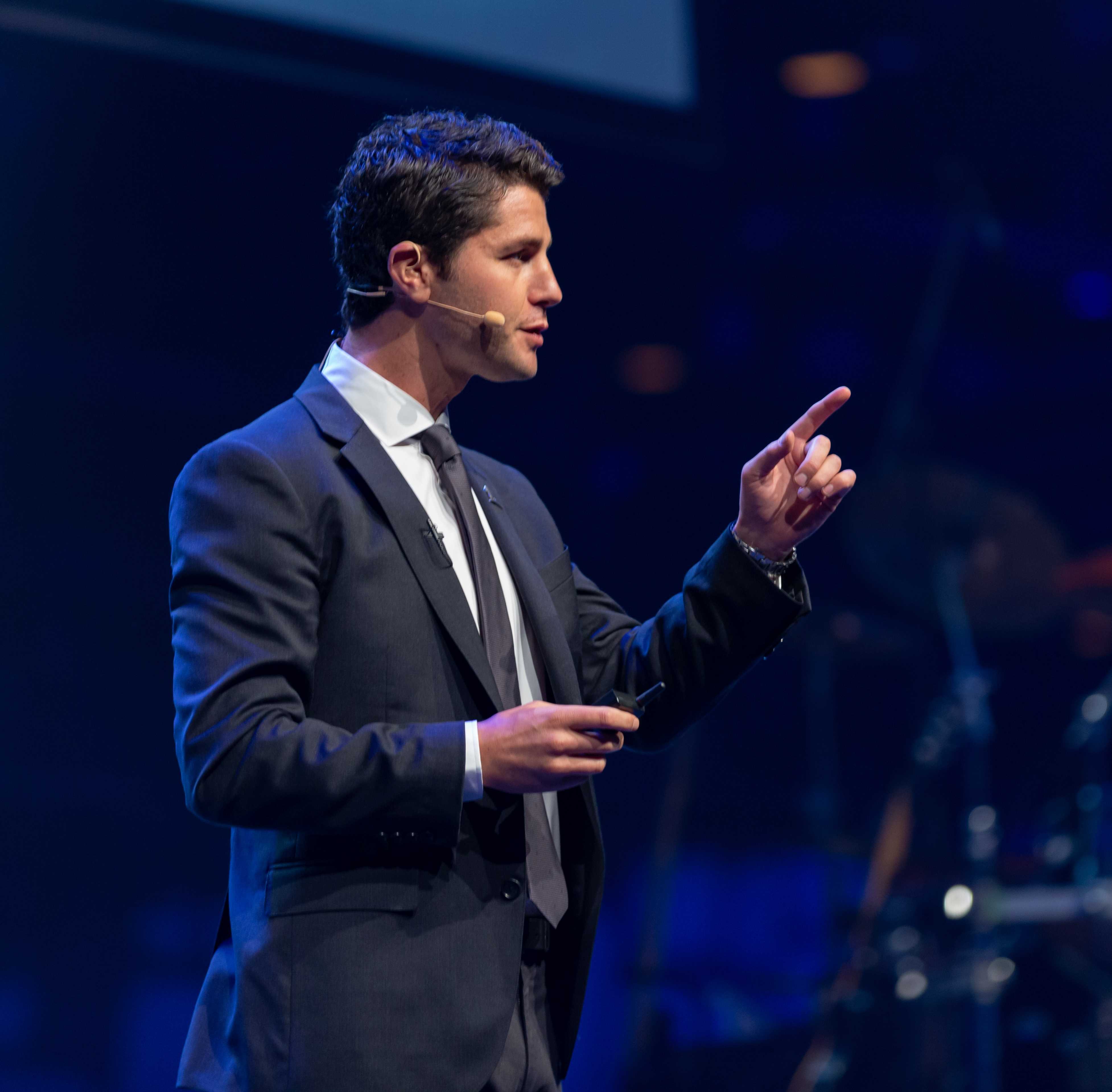 (Find) Top Motivational Keynote Speakers Executive Speakers Bureau